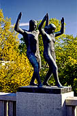 Oslo, Norvegia. Parco Vigeland. Una delle sculture in bronzo del ponte.